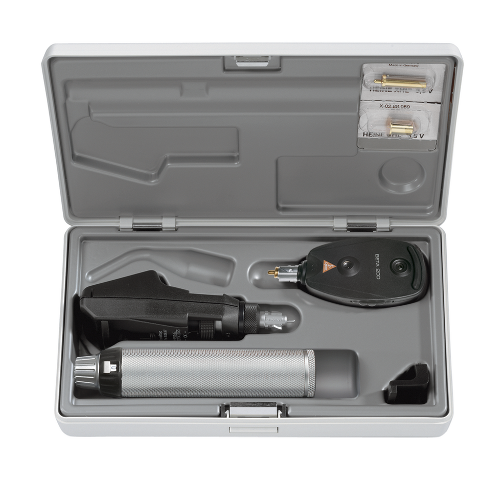 Ophtalmoscope HEINE BETA 200 (2.5 V XHL), rétinoscope BETA 200 Streak (2.5 V XHL), poignée de batterie BETA, une ampoule de rechange pour chaque instrument, étui rigide.